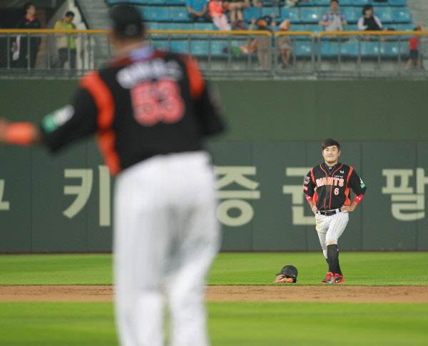 강영식 역투하고 마운드를 내려오는 모습